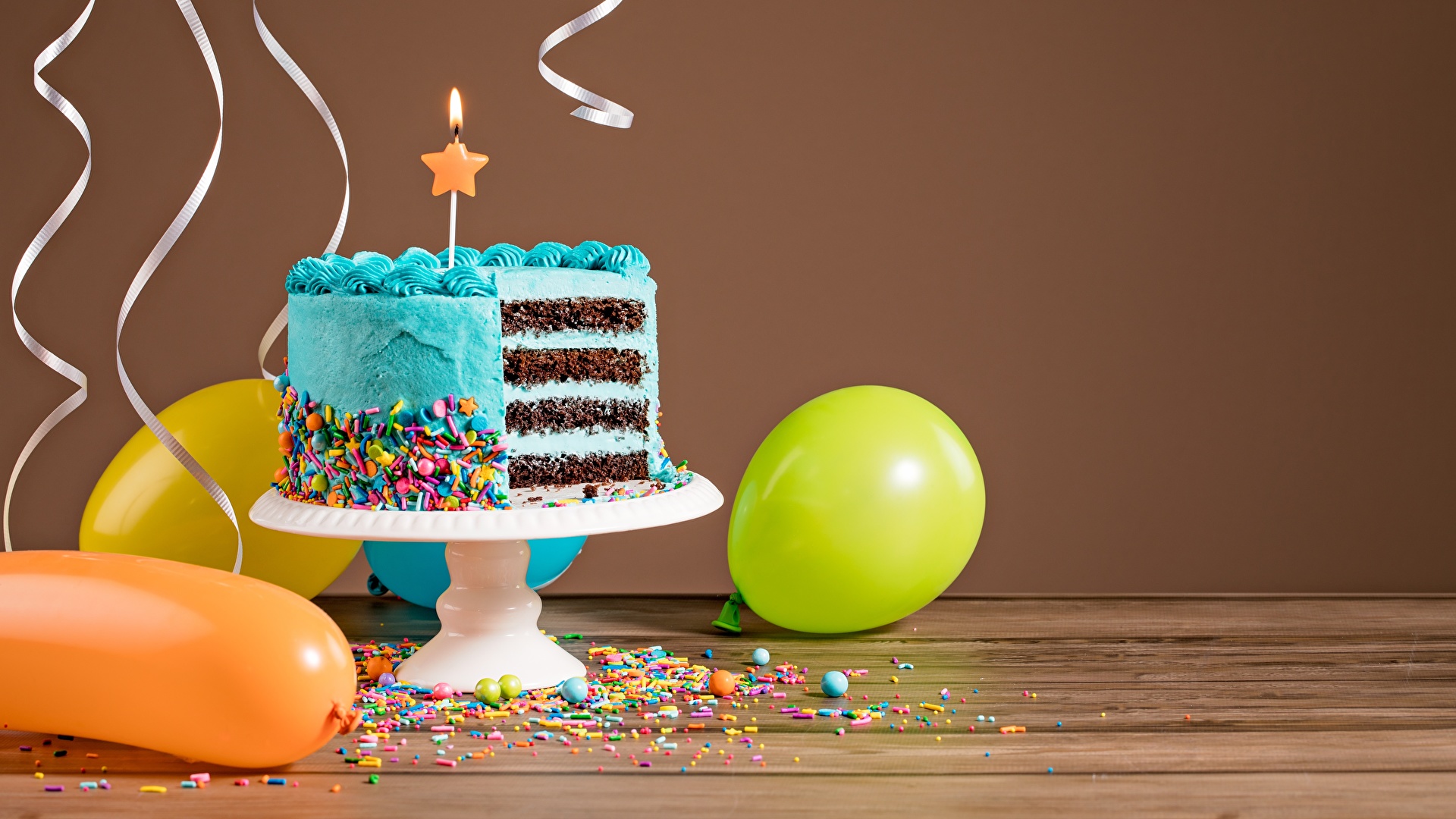 gambar balon dan kue ulang tahun