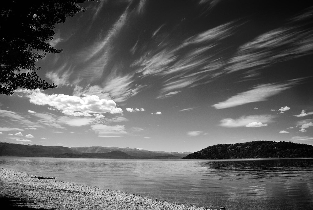 gambar danau hitam putih
