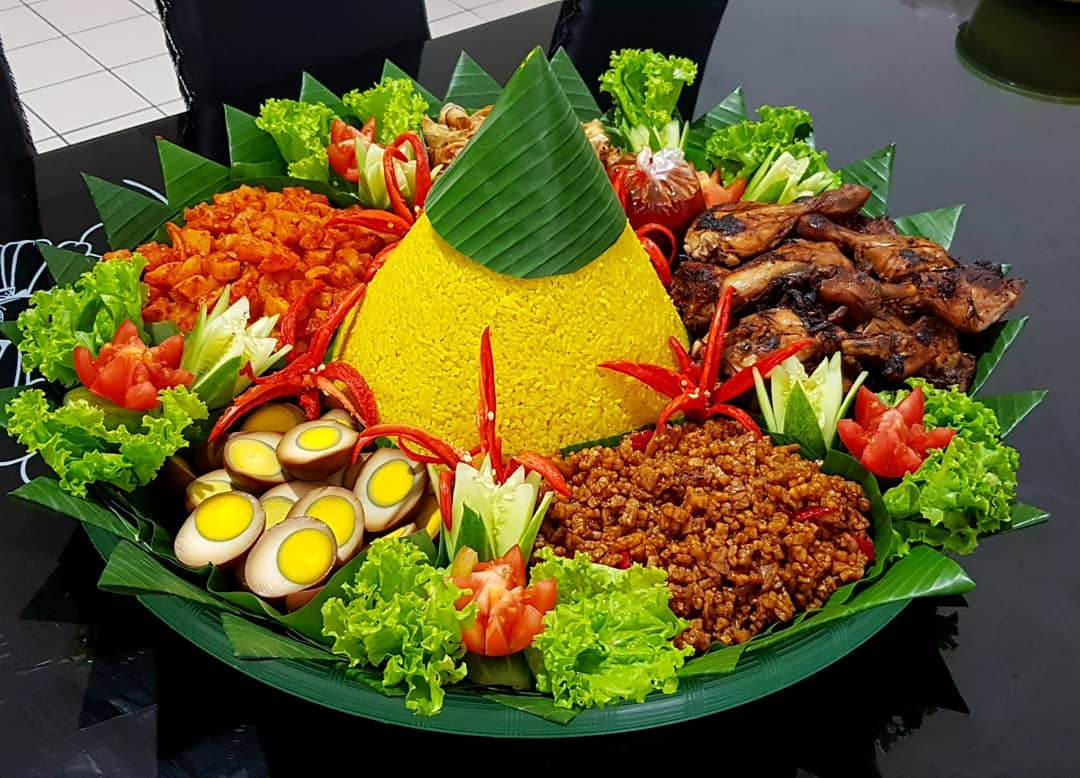 makanan khas gambar nasi tumpeng