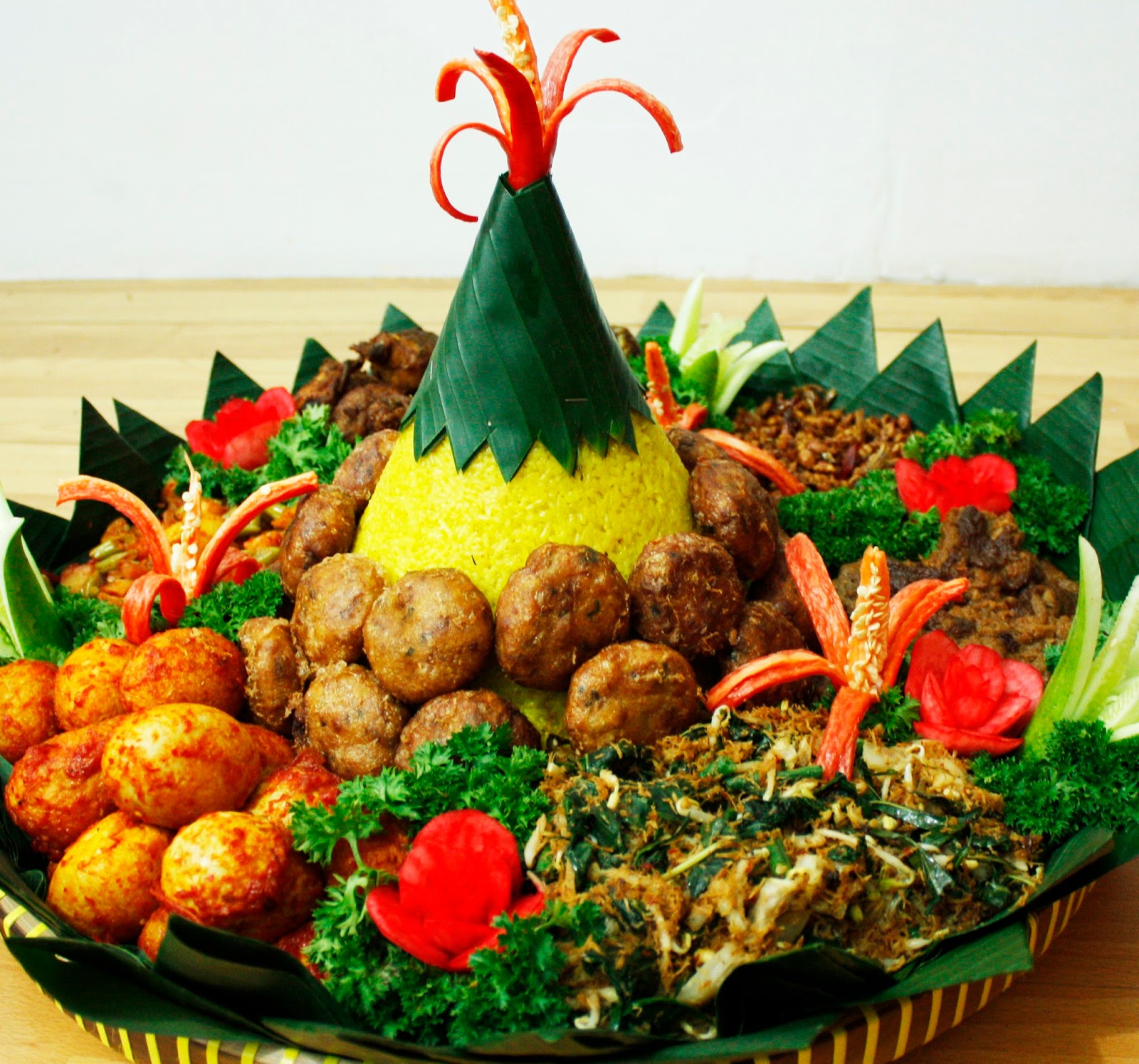makanan khas indonesia nasi tumpeng