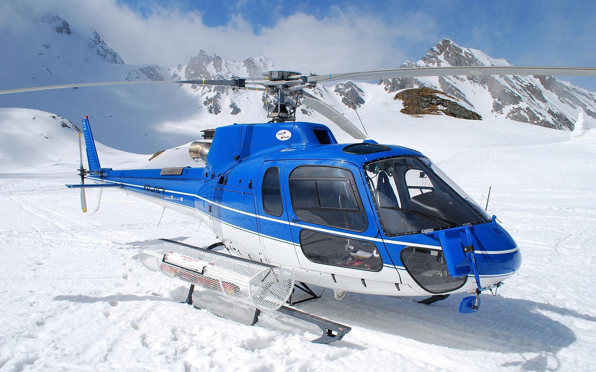 gambar helikopter di pegunungan
