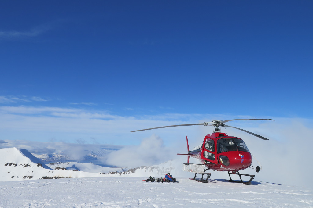 gambar helikopter mendarat di gunung es