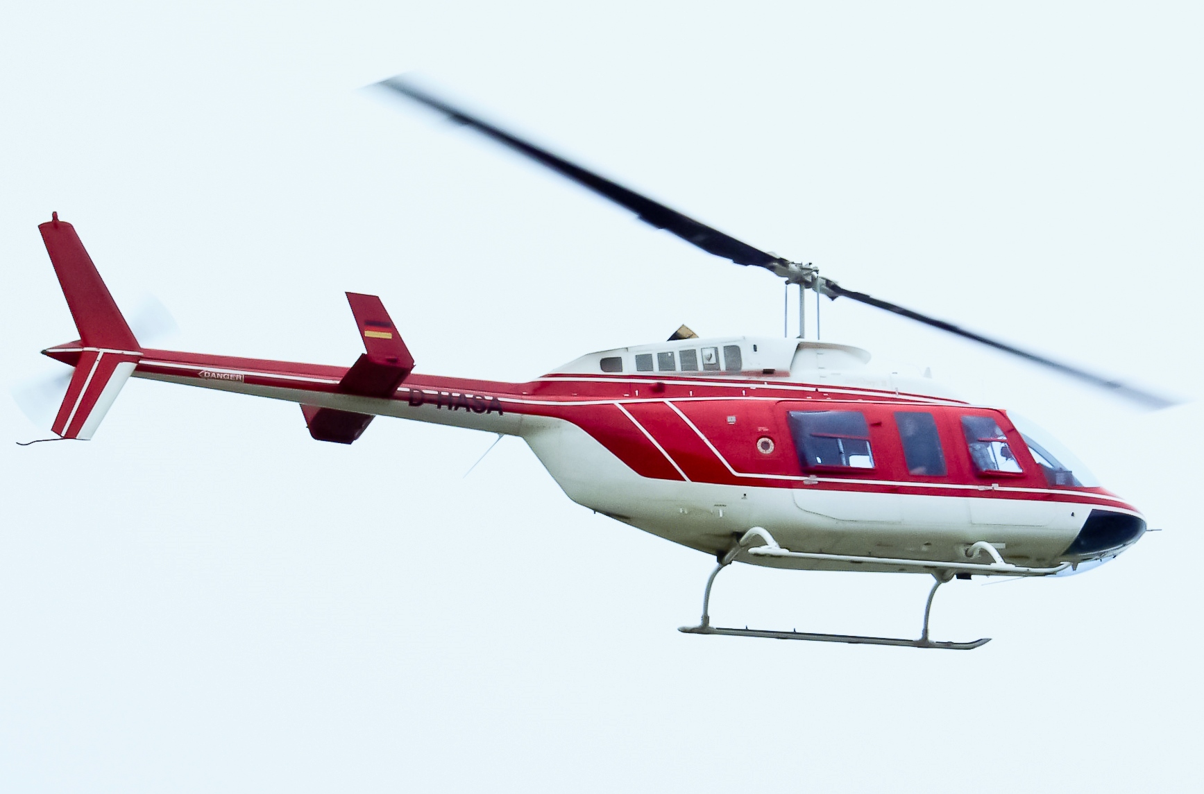gambar helikopter terbang