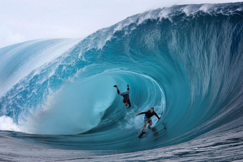 gambar olahraga surfing selancar air