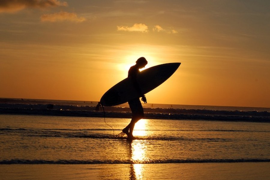 gambar olahraga surfing sunset