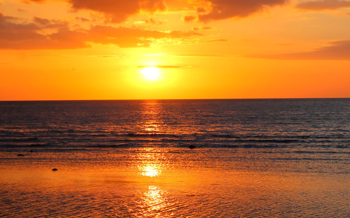 gambar sunset pantai indah