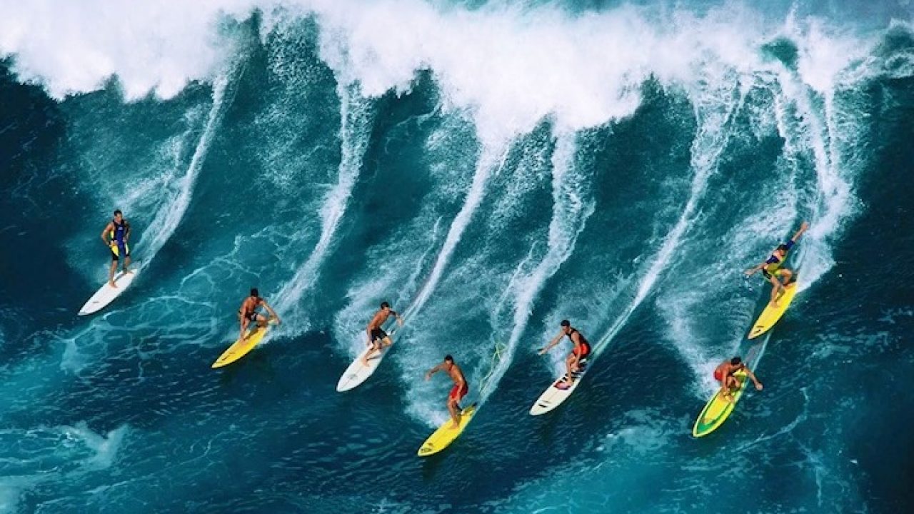 gambar surfing di laut