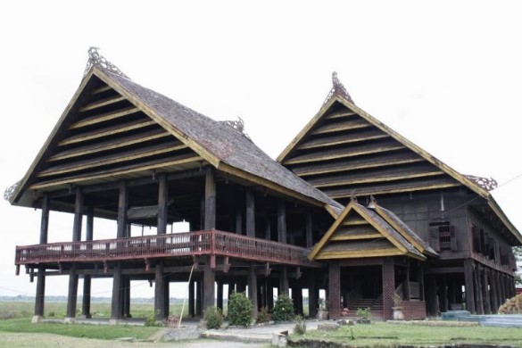 rumah adat suku luwuk sulawesi selatan