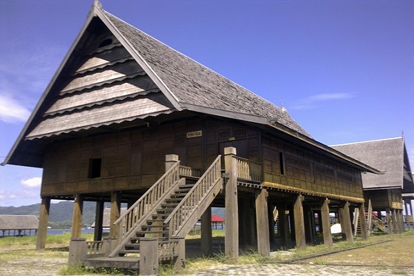 rumah adat suku mandar sulawesi selatan