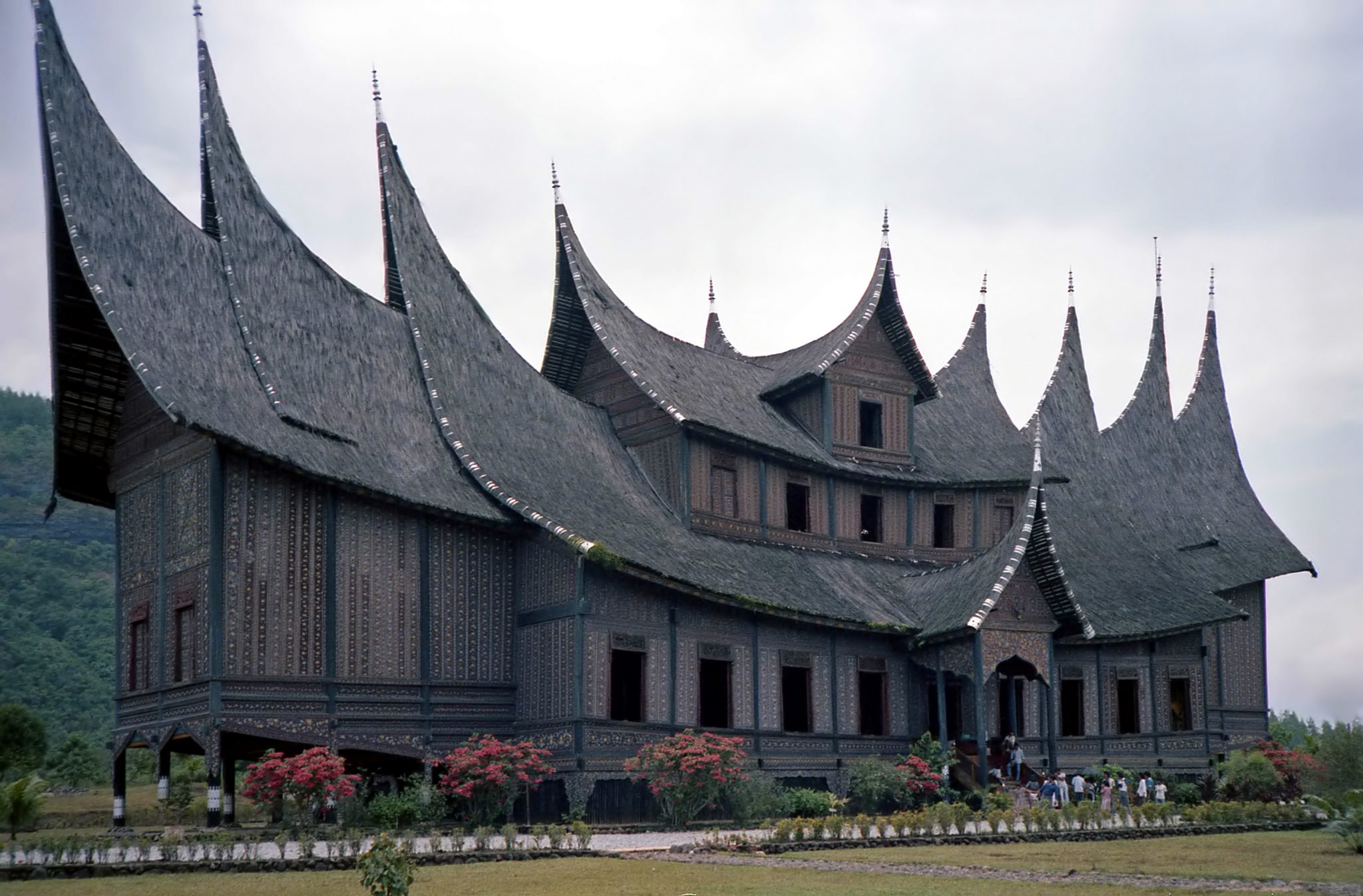gambar rumah adat minangkabau yang unik dan megah