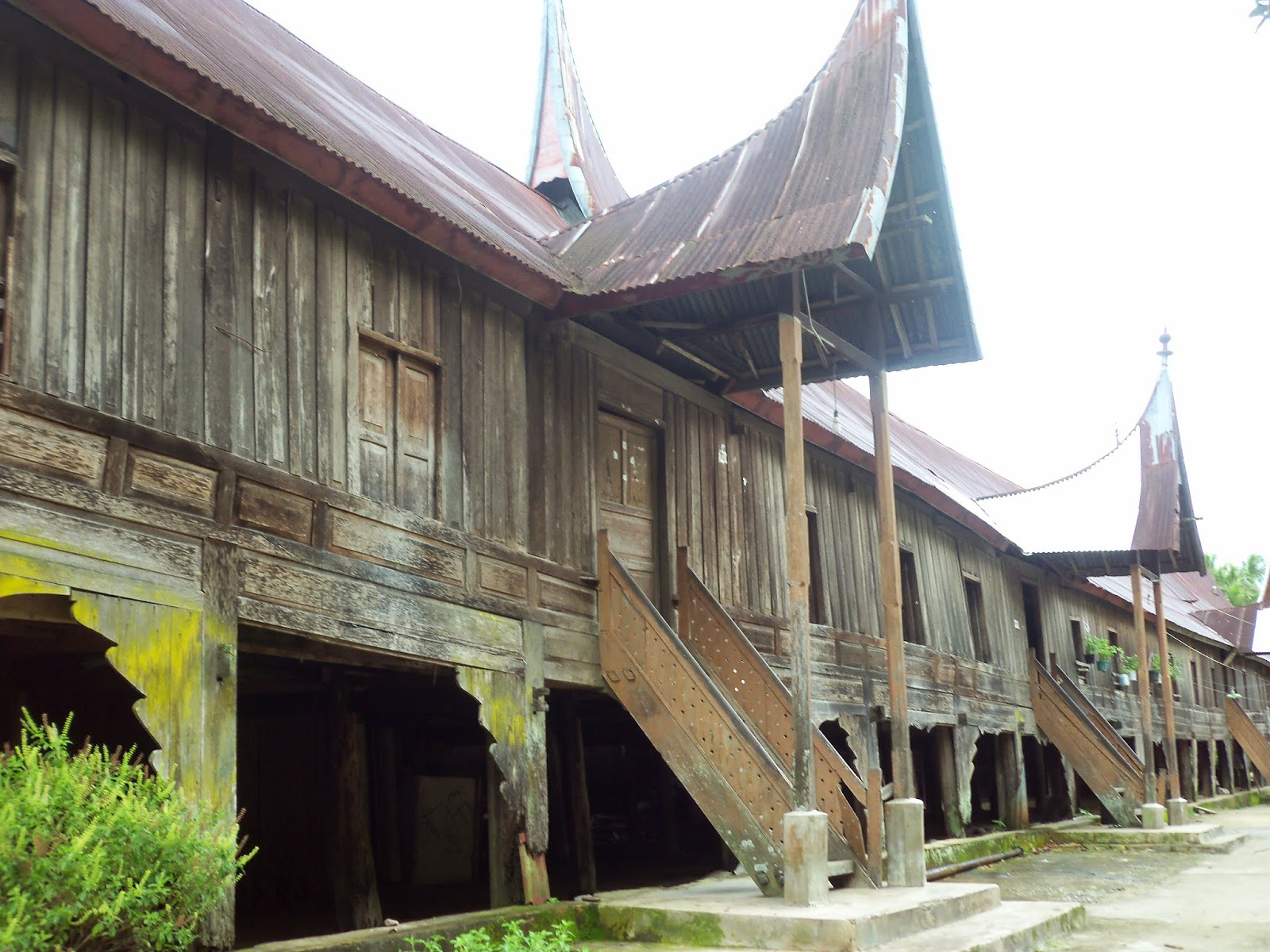 gambar sisi rumah adat minangkabau