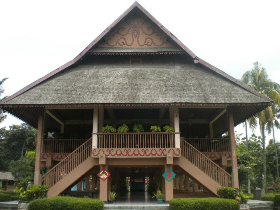 rumah adat sulawesi utara rumah bolaang mangondow